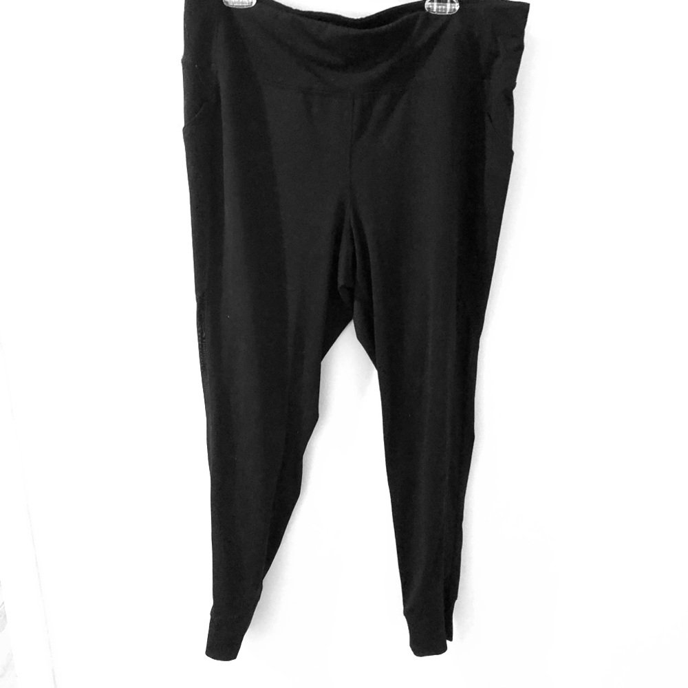 Livi Active yoga/joggers w cuffs and side pockets